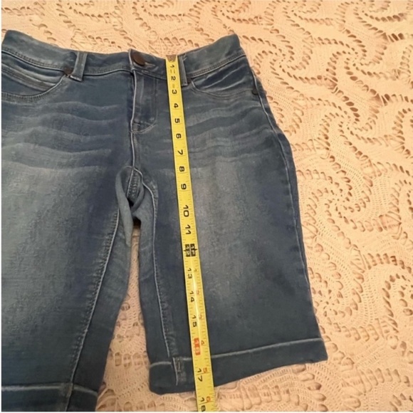 1822 BERMUDA women's denim jean shorts size 4 whiskers medium wash cuffed EUC - Picture 13 of 14